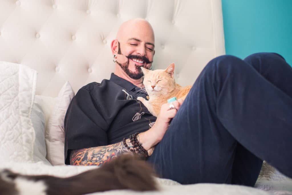 Jackson Galaxy and his kitty