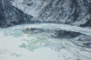 6 Lakes in Alaska That Completely Freeze Over in the Winter Picture