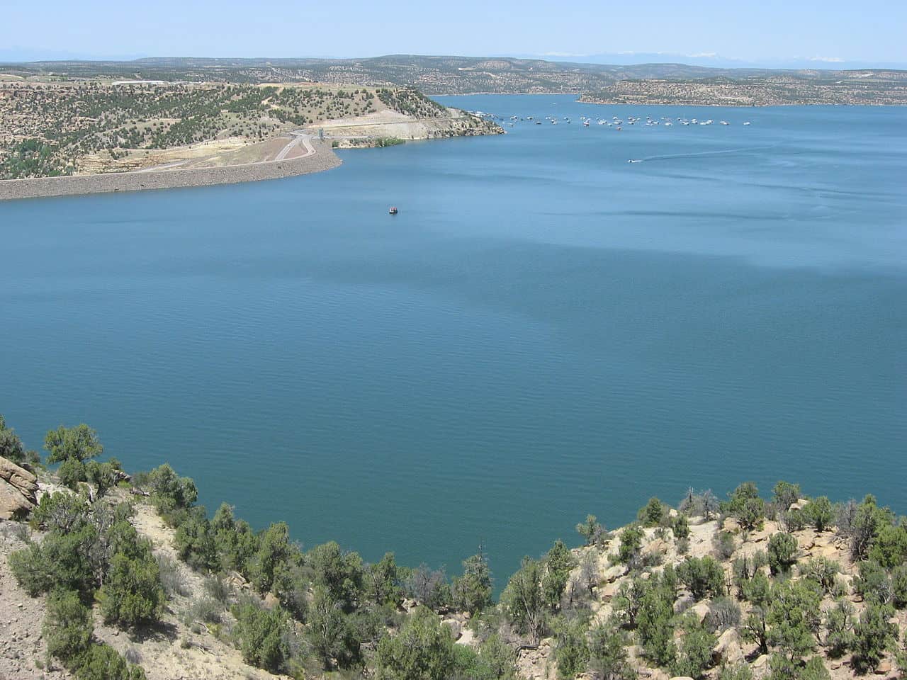 Озеро Навахо. Нью Мексико Фармингтон река. Зеидское водохранилище. Крупнейшее водохранилище Нью-Мексико.