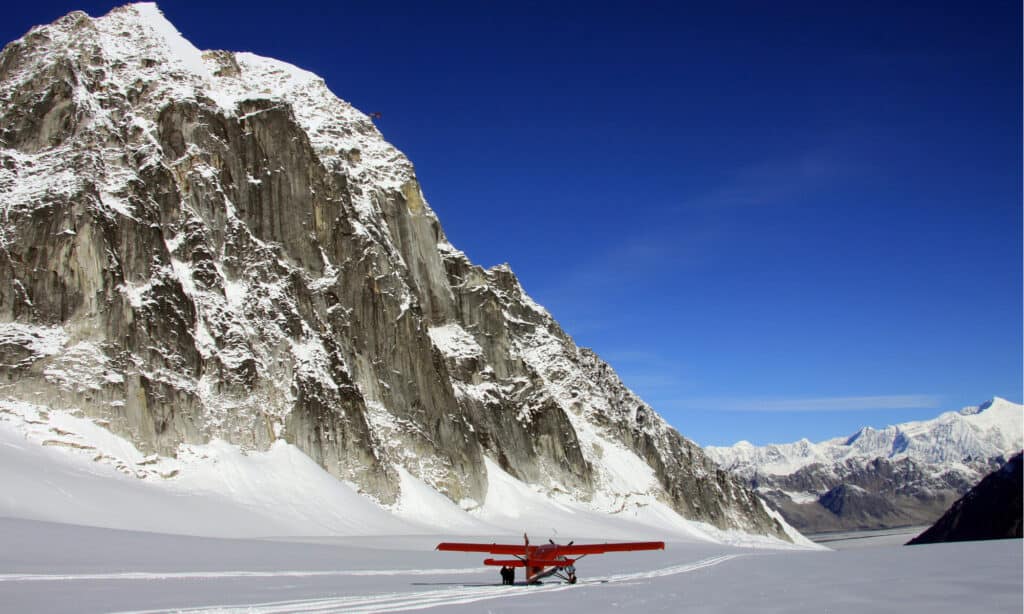 อุทยานแห่งชาติเดนาลี - เครื่องบินลงจอดบนธารน้ำแข็งในฤดูหนาว 