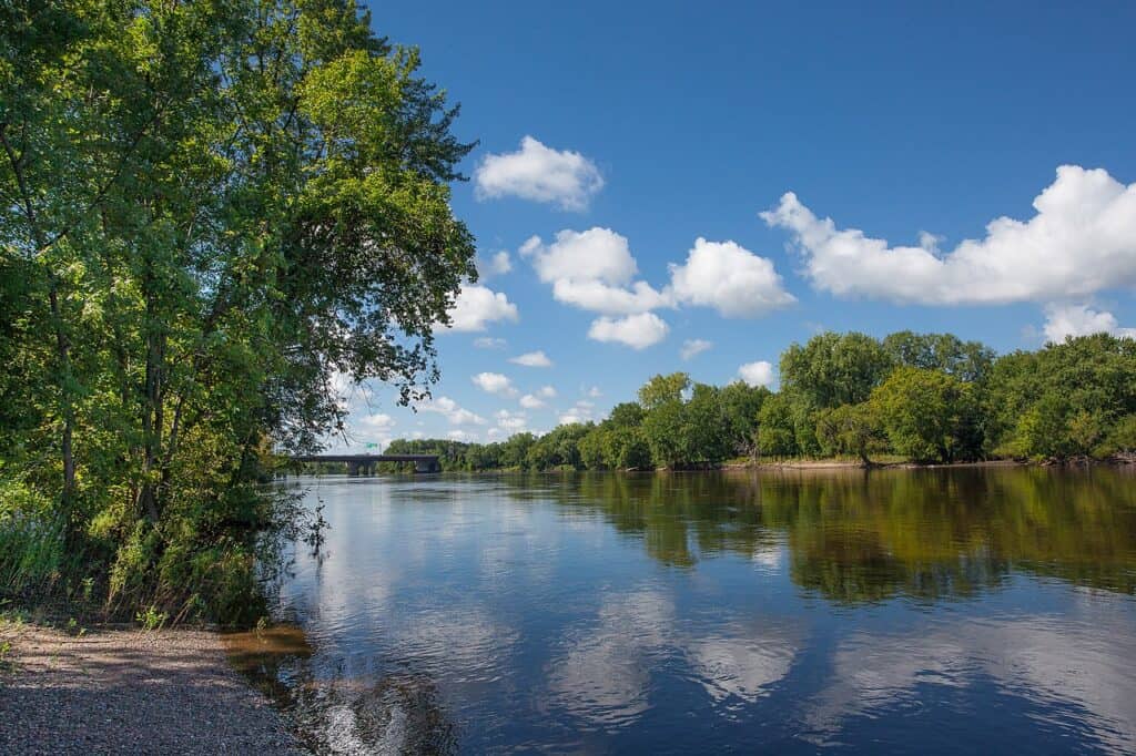 states the mississippi river runs through