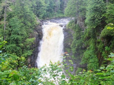 A 10 Stunning Waterfalls in Maine (& Where To Find Them)