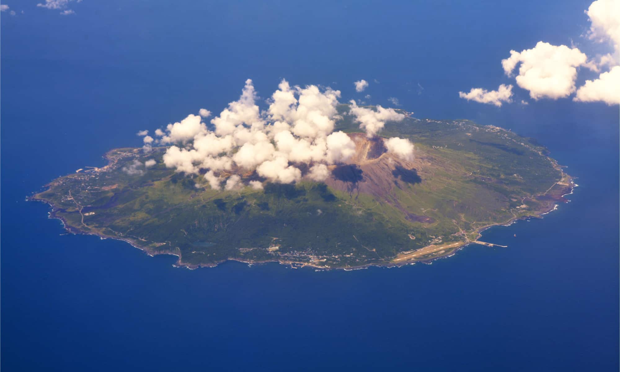 Вулканический остров в тихом океане. Остров Миякедзима, Япония. Море дьявола Миякедзима. Мияке остров Япония. Остров Идзу Япония.
