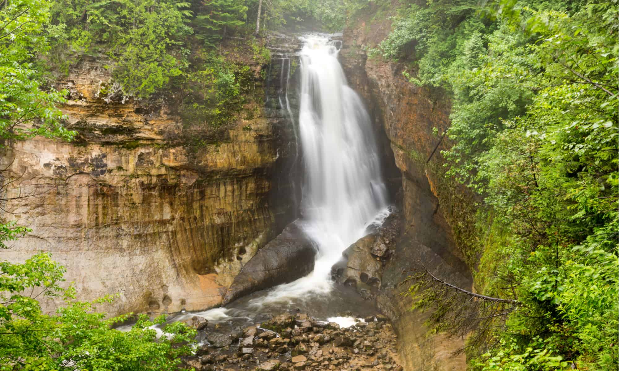 10 Awe-Inspiring Waterfalls In Michigan - A-Z Animals