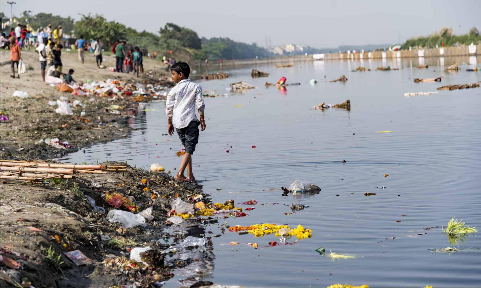 Идти в грязной воде. Река Ямуна загрязнение. Река Ямуна в Индии. Вапи Индия. Река Джамна грязная река.