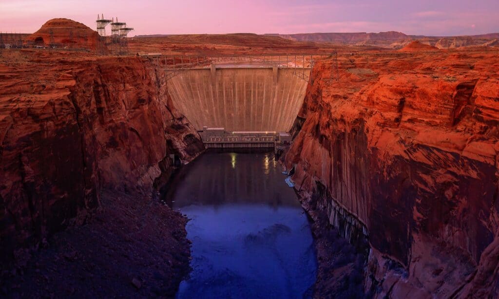 glen-canyon-dam-at-sunset-picture-id513302998