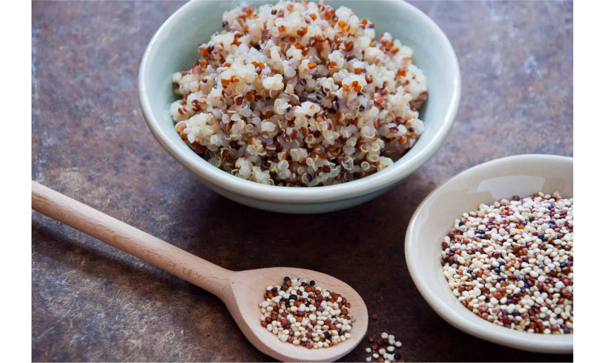Raw and cooked quinoa
