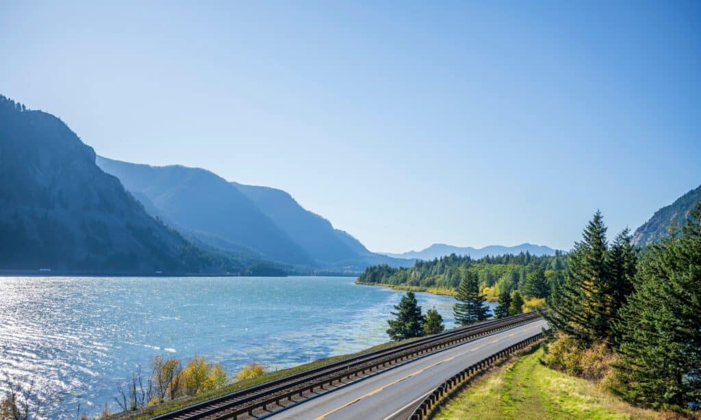 railway-track-and-vehicles-road-along-the-columbia-river-in-columbia-picture-id1187986361