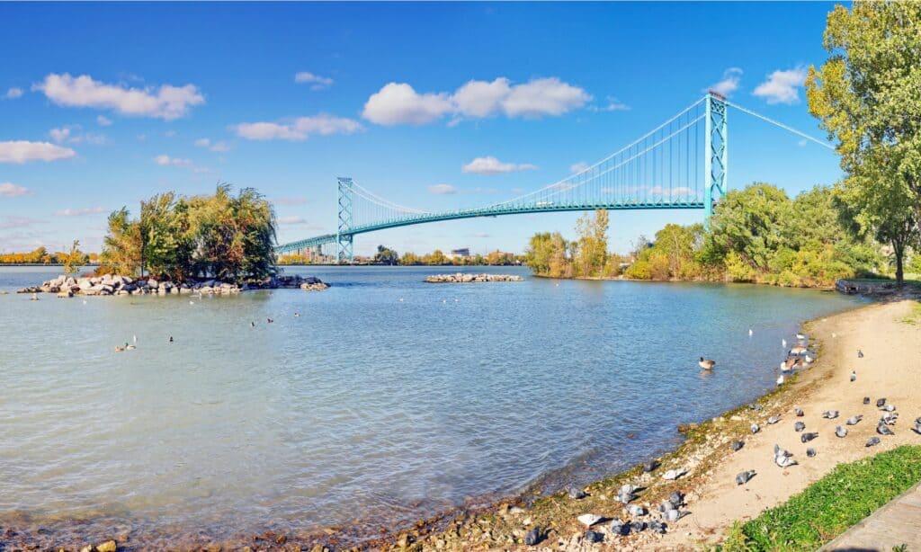 waterfront-park-views-of-ambassador-bridge-on-the-detroit-river-picture-id617605764