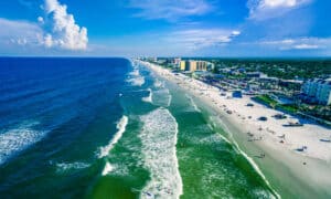 Discover the 12 Beaches With the Largest Waves in the United States Picture