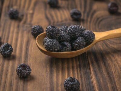 A Black Raspberry vs Blackberry: Is There a Difference?