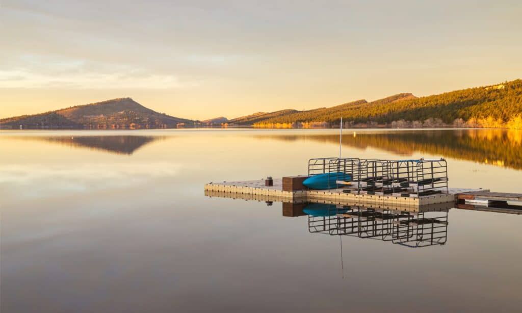 calm-waters-at-carter-lake-marina-loveland-colorado-picture-id1251899711