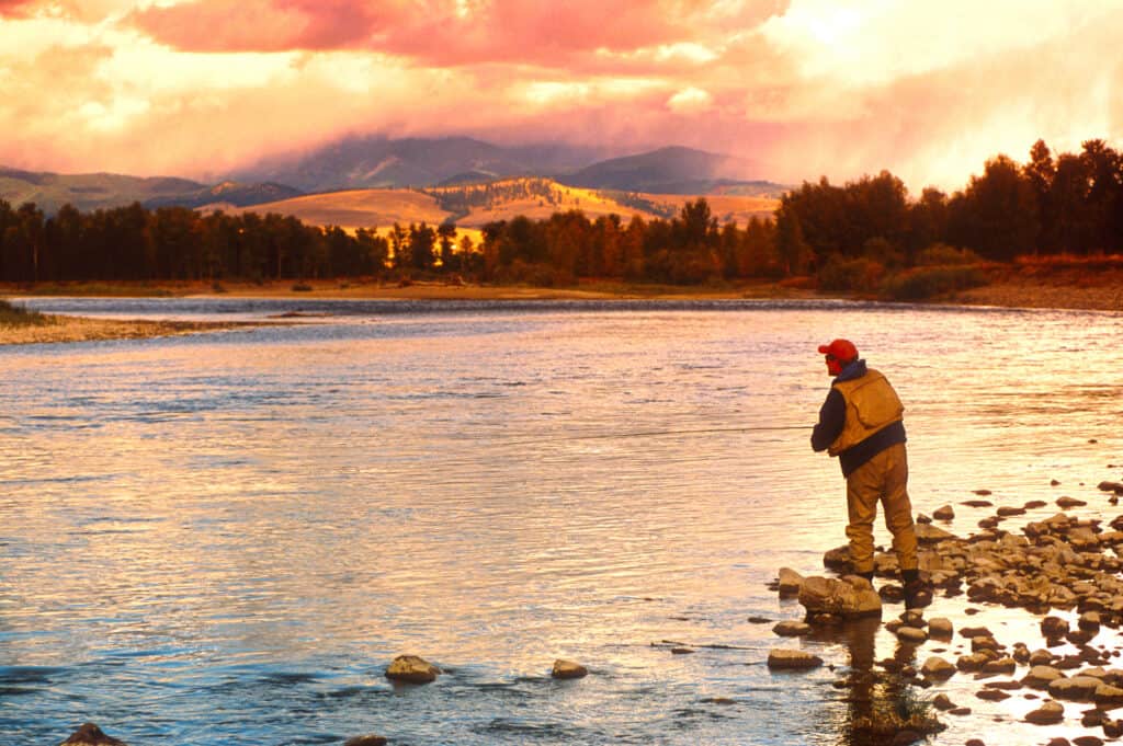 Đàn ông câu cá trên sông Blockfoot ở Montana