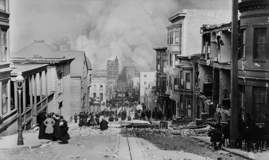 Les personnes à la recherche de bâtiments endommagés après le tremblement de terre de 1906 à San Francisco, CA