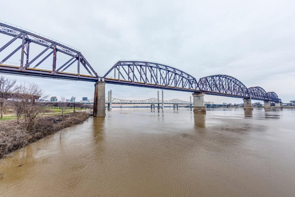 Vue sur le pont Big Four et la rivière Ohio à Louisville pendant la journée.