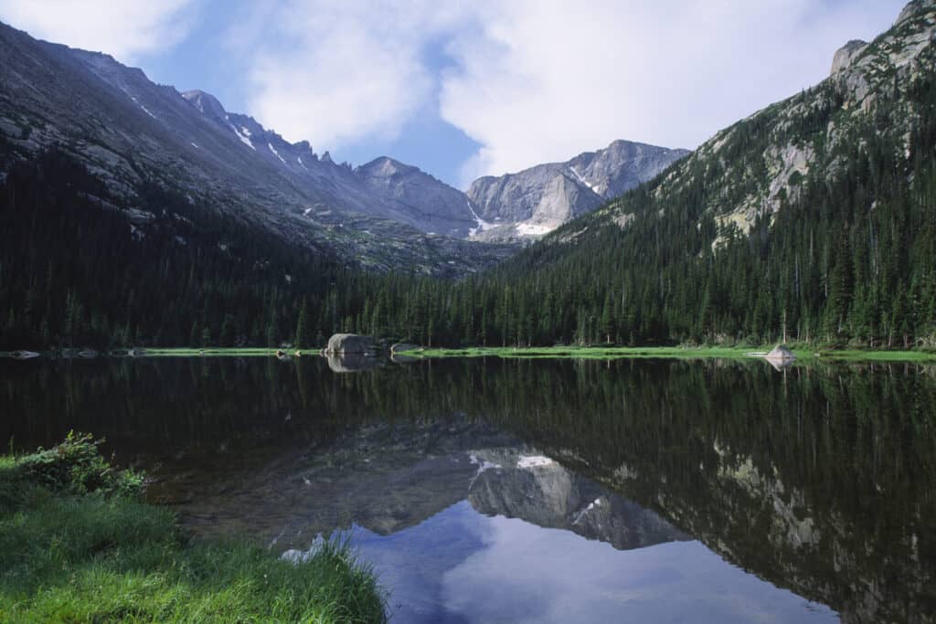 Réflexions de montagne à Mills Lake, Colorado Rockies