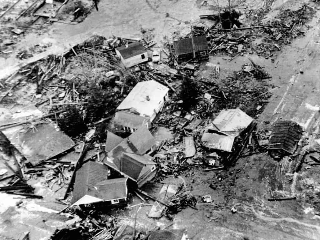 Photo en noir et blanc de la destruction du tremblement de terre de 1964 en Alaska Un raz de marée de 30 pieds de haut causé par le tremblement de terre a détruit les zones basses de la ville côtière de Seward