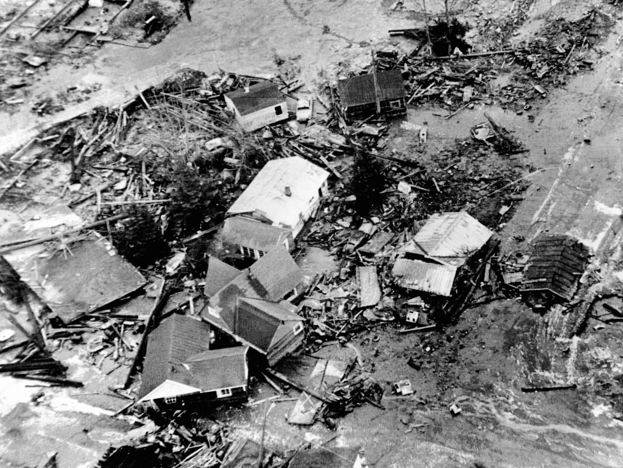 Сильнейшие землетрясения в америке. Аляскинское землетрясение 1964. Аляска, США – 28.03.1964 ЦУНАМИ. Землетрясение в Аляске в 1964 году.