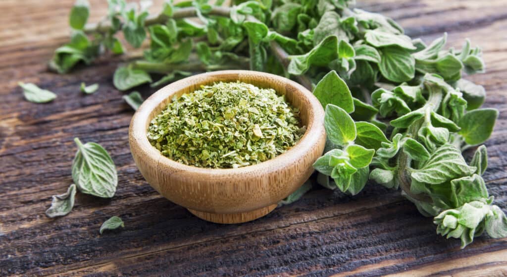 Fresh,And,Dried,Oregano,Herb,On,Wooden,Background