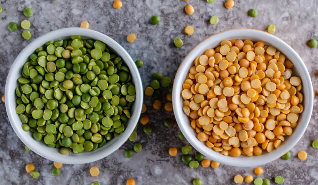 Yellow and green split peas in bowls