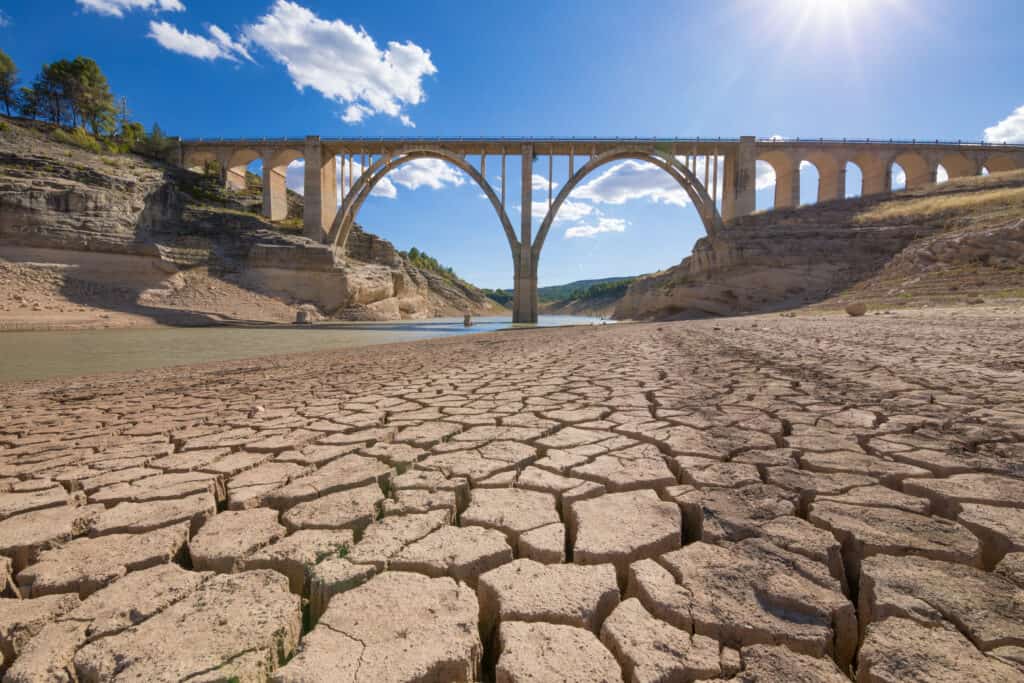 ภูมิทัศน์ของดินแห้งและสะพาน แห้งแล้งสุดขีดในอ่างเก็บน้ำ Entrepenas ใน Guadalajara, Castilla, สเปน