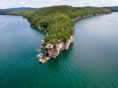 A Discover the Deepest Lake in West Virginia