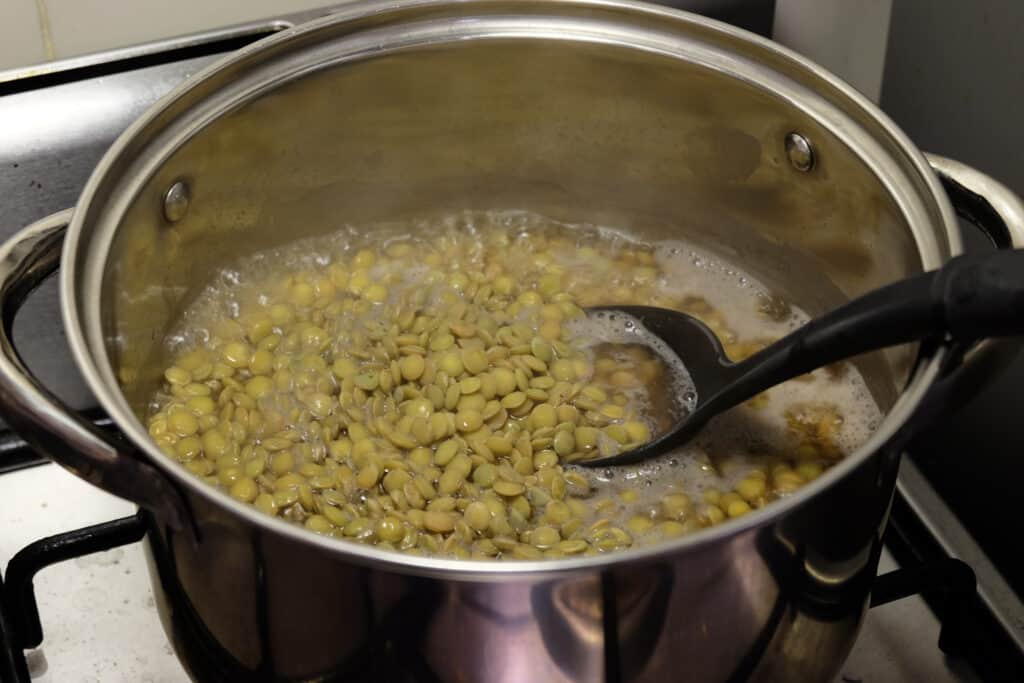 Boiling lentils on stovetop