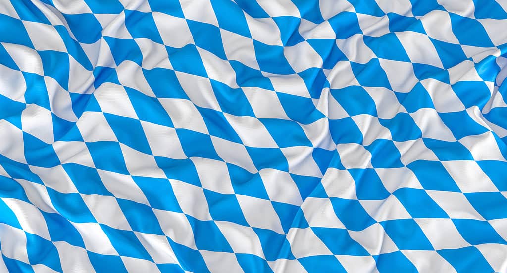A bandeira da Baviera é branca e azul.