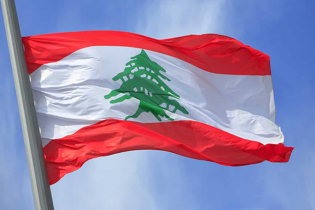 風になびかせてレバノンの旗