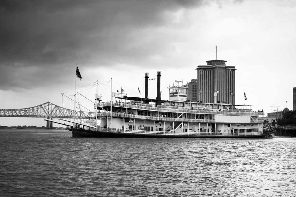steamboat on mississippi river