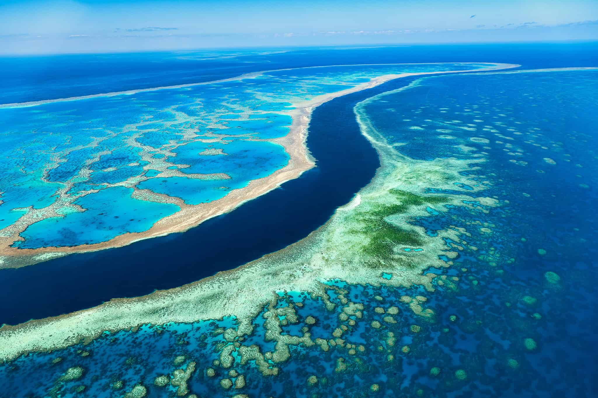 Крупные острова на северо востоке австралии. Большой Барьерный риф. Барьерный риф в Австралии. Большой коралловый риф в Австралии. Большой Барьерный риф (the great Barrier Reef).