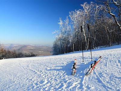 A Best Skiing In New York: Guide For Best Mountains and Dates for The Best Snow Experience