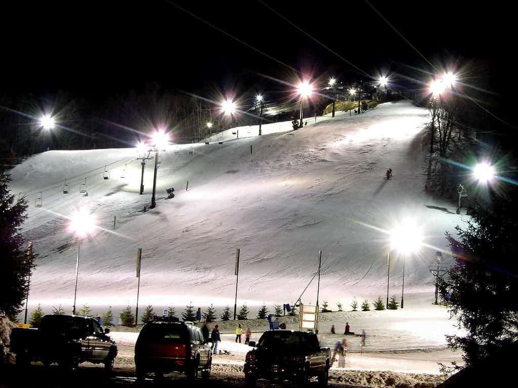 Trượt tuyết đêm Crystal Mountain ở Michigan