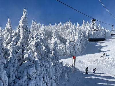 A Discover 5 Fairytale Ski Towns in Vermont