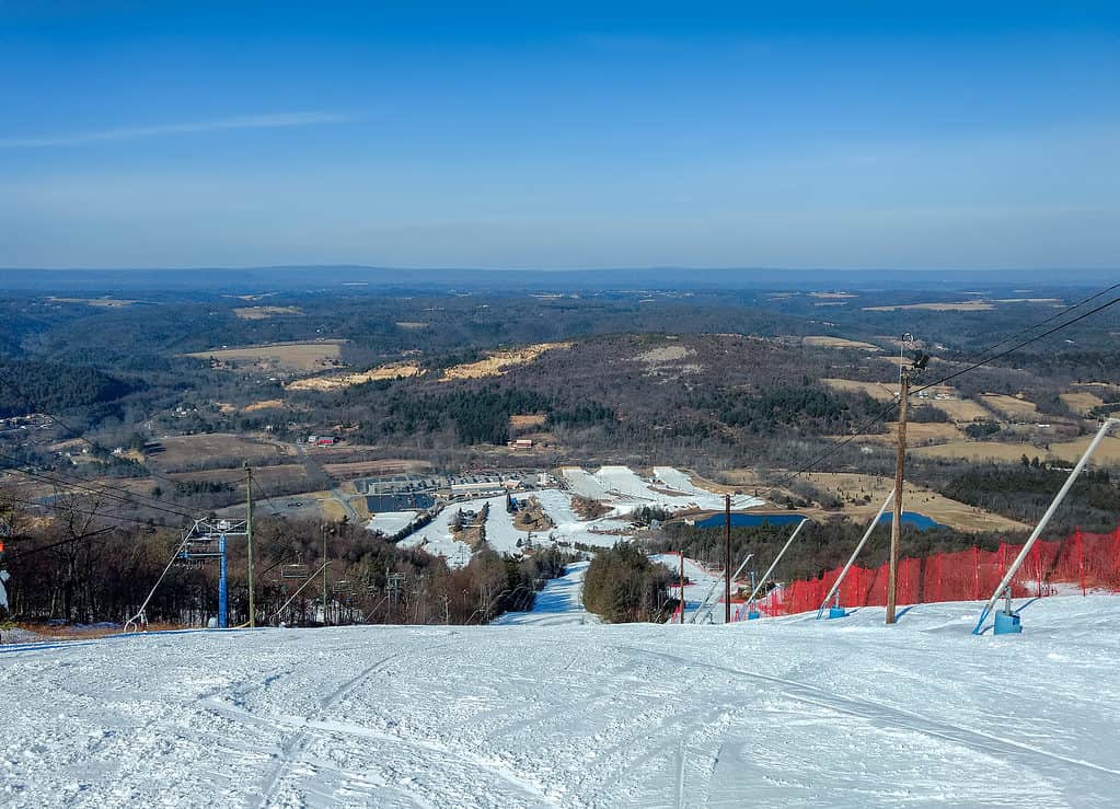 Pistes de ski de Blue Mountain dans les montagnes Pocono de Pennsylvanie.  La vue est du haut vers le bas.