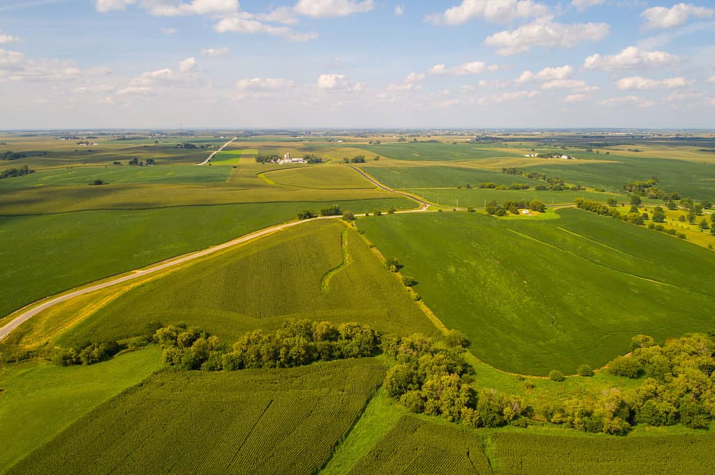 Image de drone aérien du paysage des terres agricoles dans l'Iowa aux États-Unis