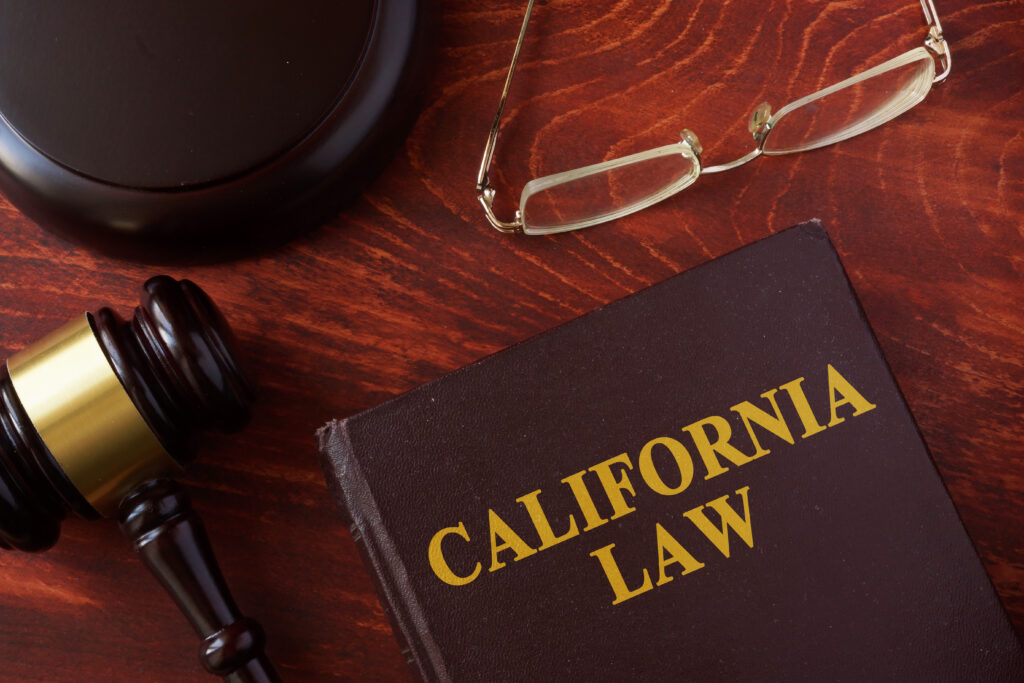 Cuốn sách có tiêu đề Luật California và một cái búa.