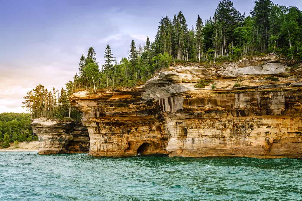 Battleship Rocks hình thành tại Pictured Rocks National Lakeshore trên Bán đảo Thượng, Michigan