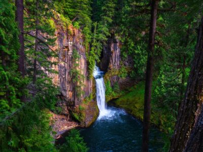 A Discover 4 Hidden Hot Springs in Oregon