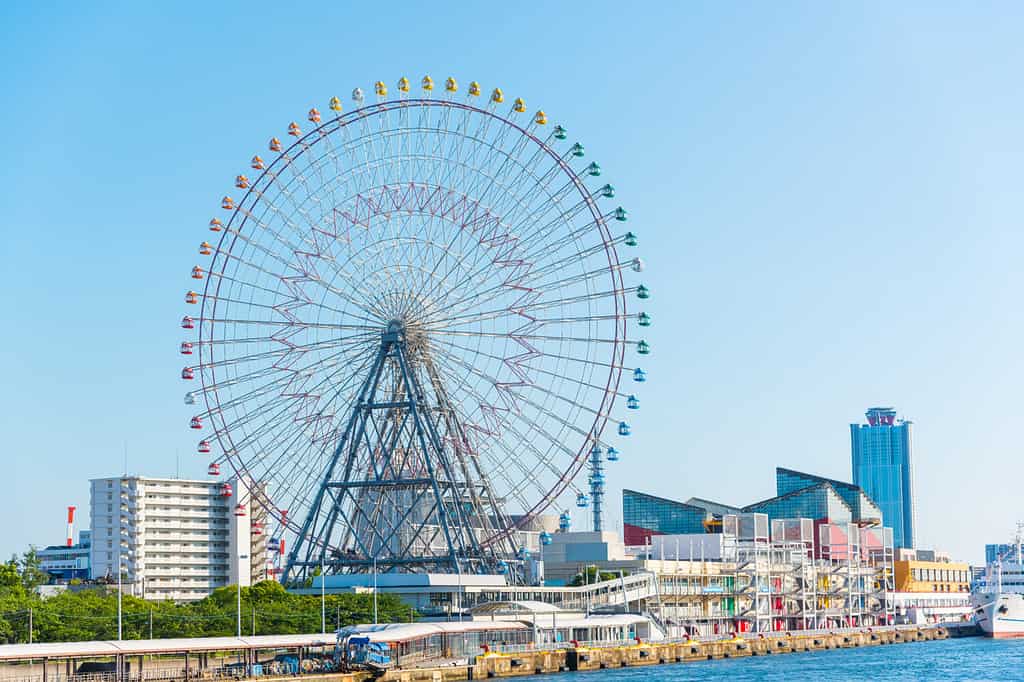 Tempozan Ferris wheel and Osaka Aquarium Kaiyukan