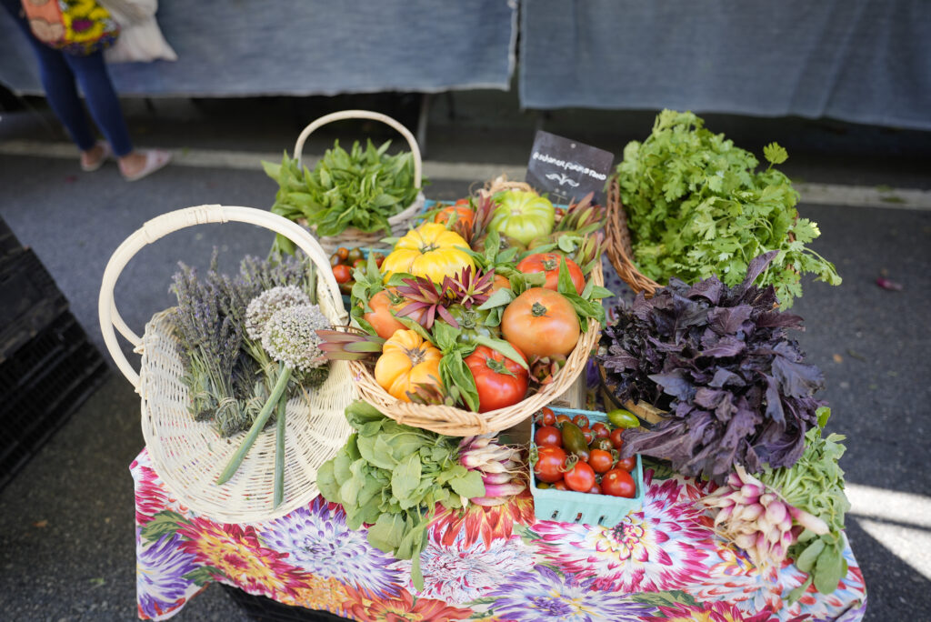 Cesto di frutta e verdura biologica colorata al mercato degli agricoltori, Los Angeles