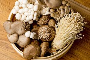 Enoki Mushrooms vs Shiitake Mushrooms Picture