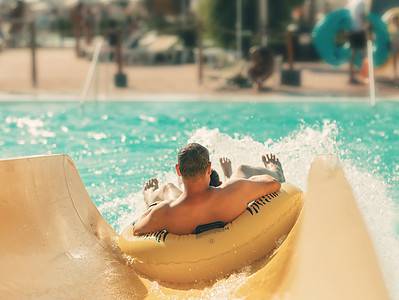 A Discover the 5 Largest Indoor Water Parks in the U.S.