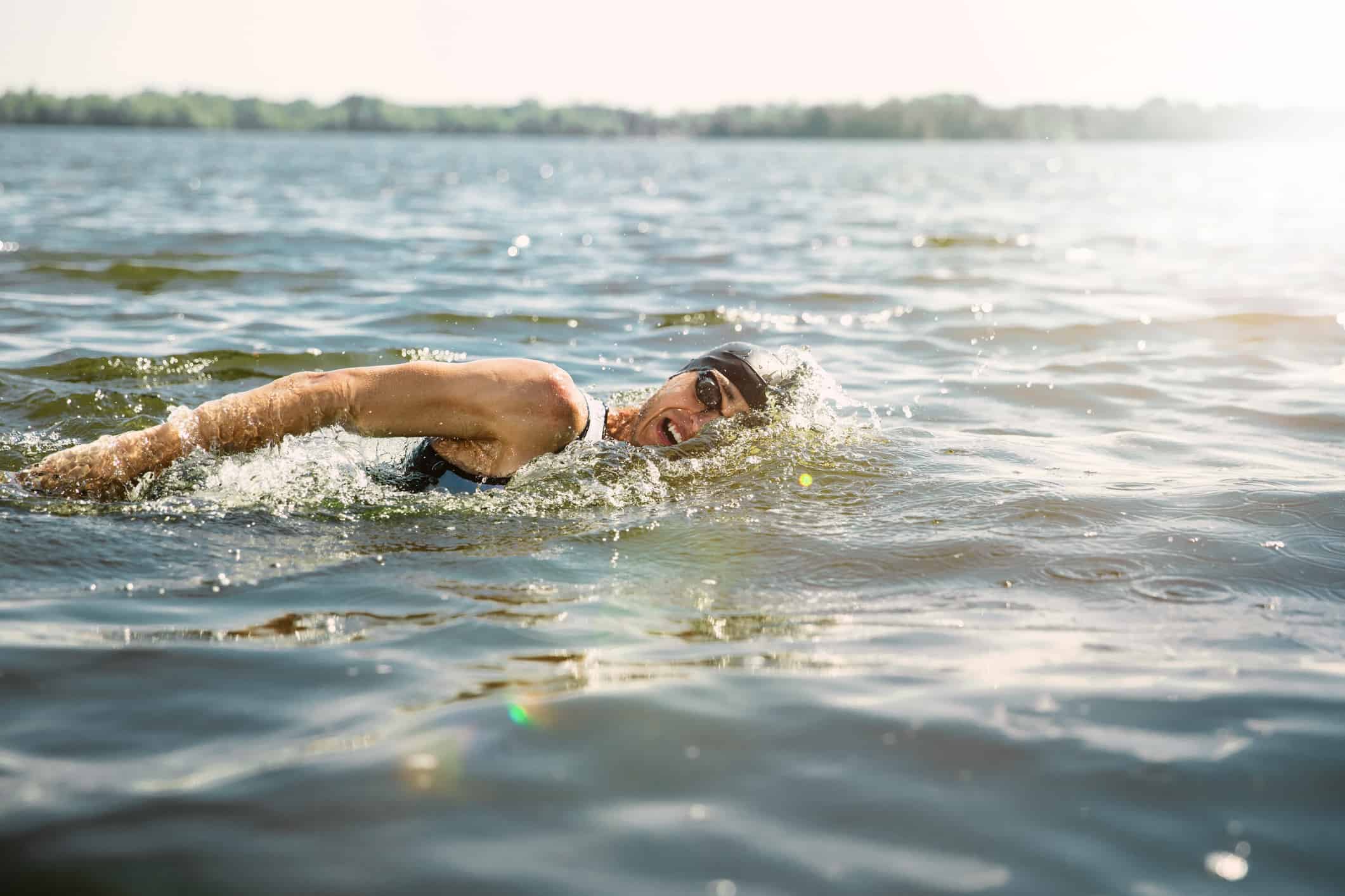 River swim. Заплыв на открытой воде. Пловец в реке. Плыть по течению. Пловец на берегу моря.