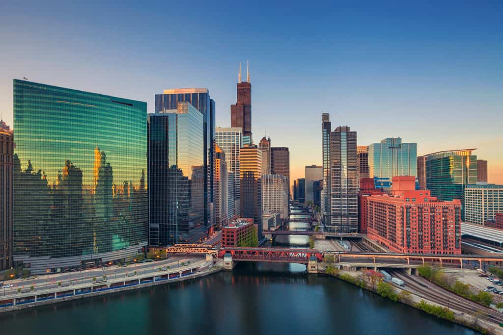 Chicago à l'aube.  Image du paysage urbain du centre-ville de Chicago au lever du soleil.