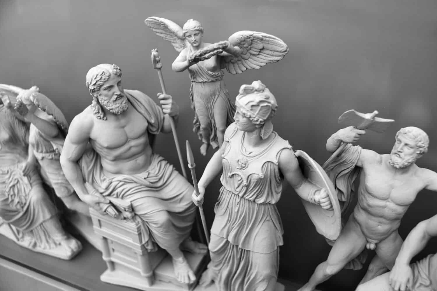 Αγάλματα των αρχαίων θεών Δία και Αθηνάς.