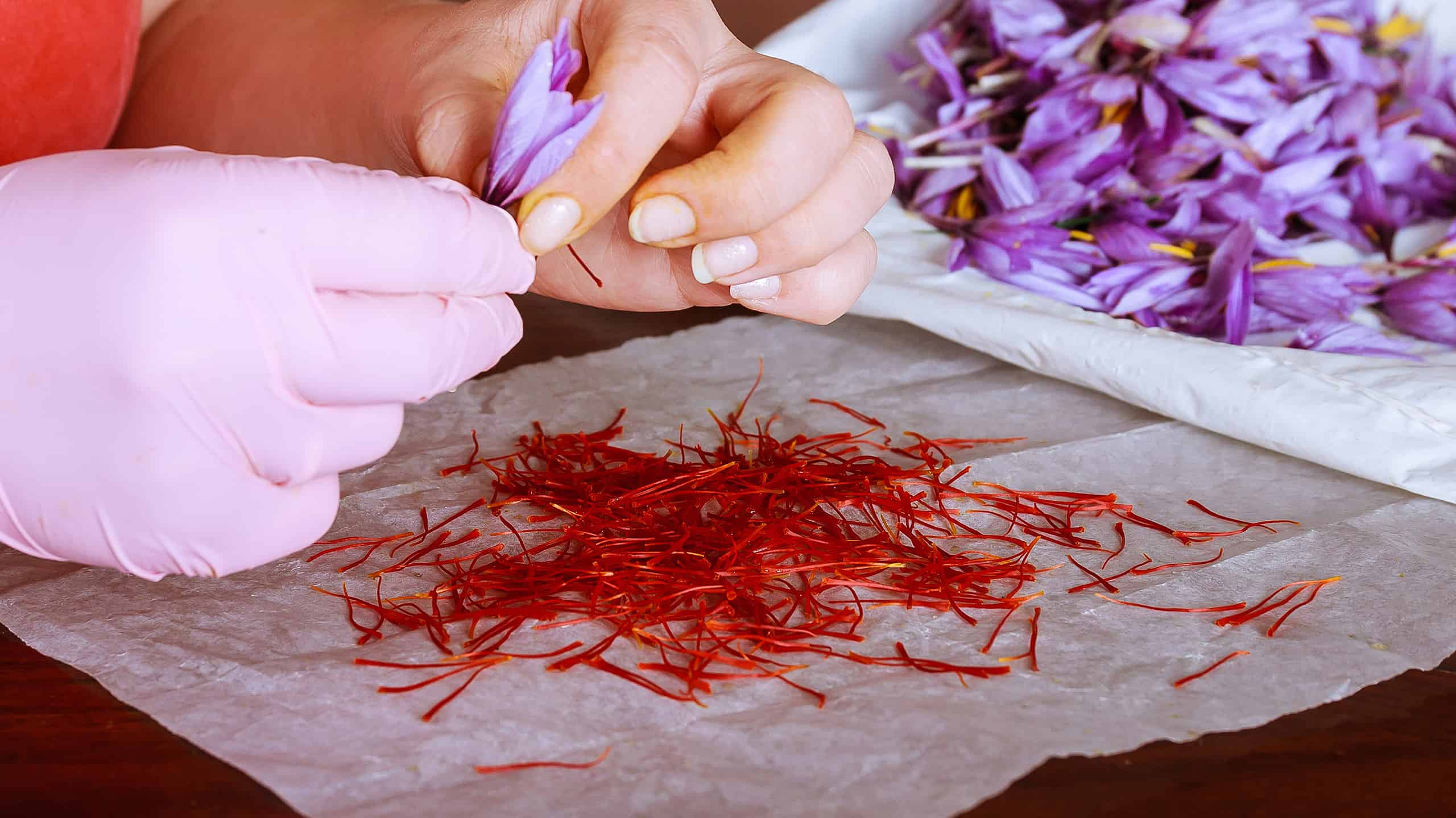 Separation of saffron threads from the rest of the flower