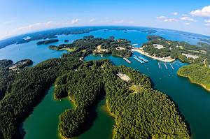 How Wide Is Lake Lanier? photo