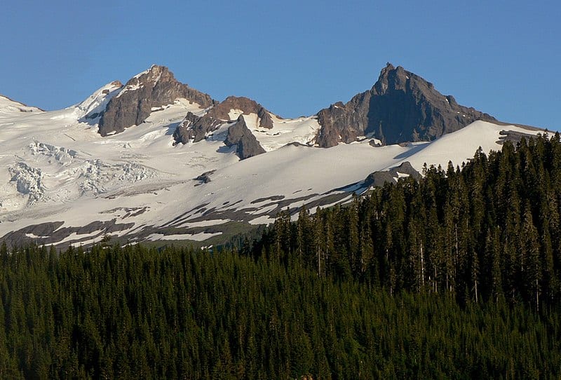 Tallest volcanoes in Washington state - Black Buttes, also known as Sawtooth Rocks