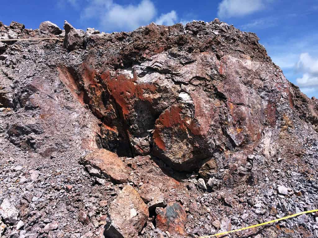 The presence of volcanic breccias reflects the occurence of gold mineralisation in the oxide zone.